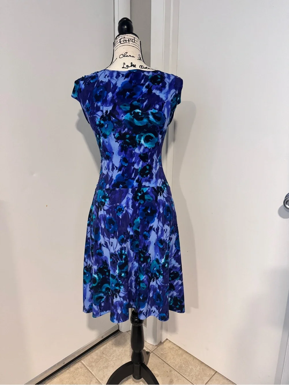 En Focus dress - Picture 3 of 7
